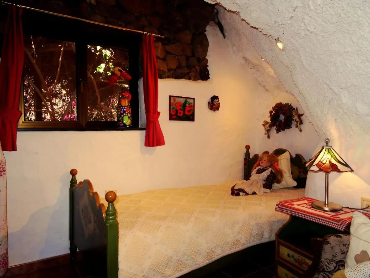 Castillo Lanzarote Villa Bentley - Luxury Villa -Sleep In A Volcanic Cave Tias Apartment