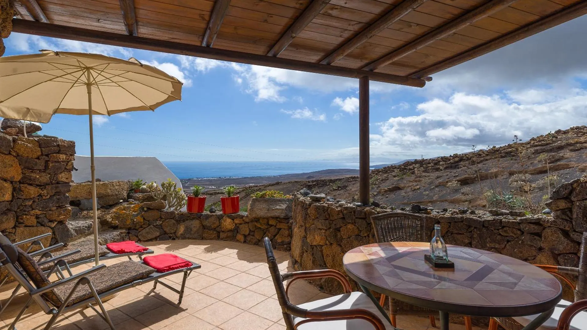 Castillo Lanzarote Villa Bentley - Luxury Villa -Sleep In A Volcanic Cave Tías