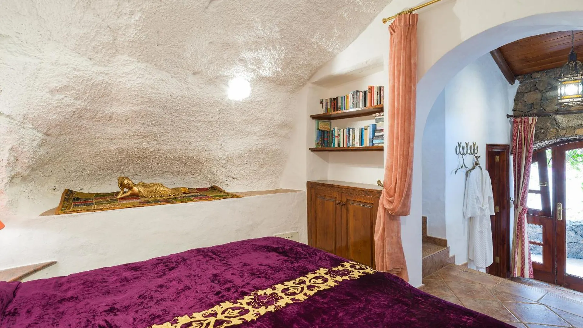 Castillo Lanzarote Villa Bentley - Luxury Villa -Sleep In A Volcanic Cave Tías