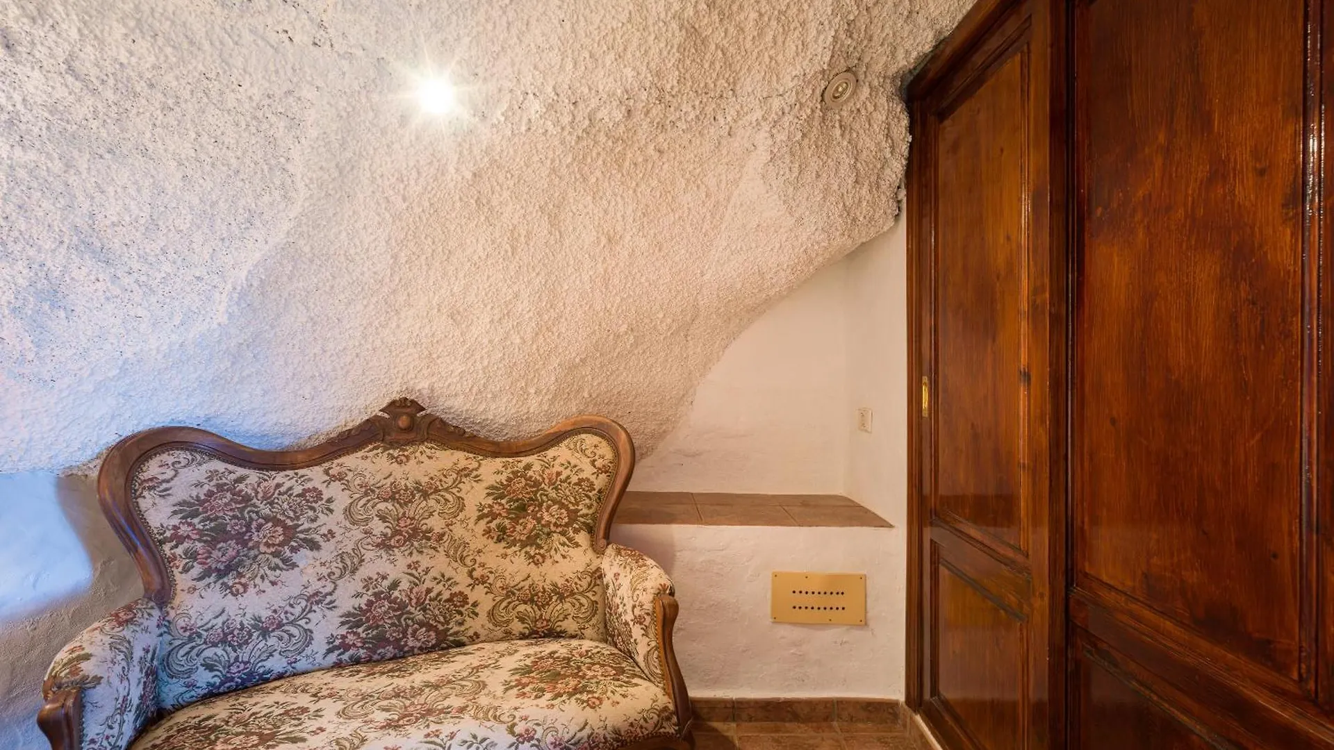 Castillo Lanzarote Villa Bentley - Luxury Villa -Sleep In A Volcanic Cave Tías