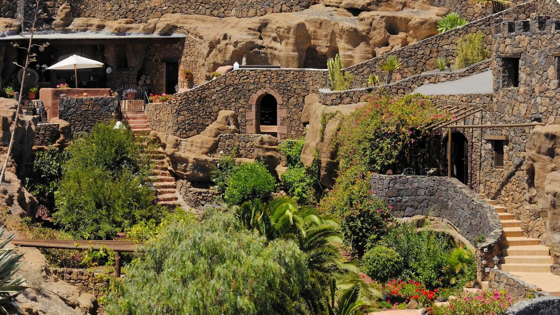 Castillo Lanzarote Villa Bentley - Luxury Villa -Sleep In A Volcanic Cave Tías