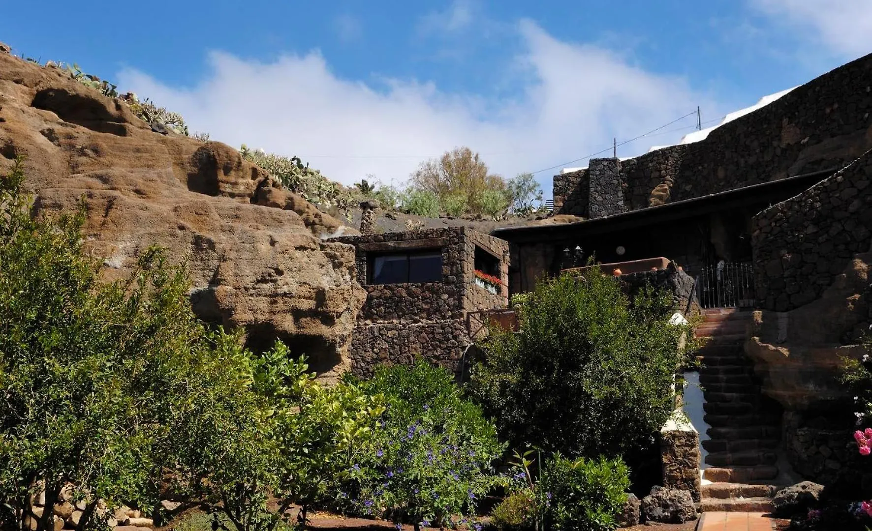 Castillo Lanzarote Villa Bentley - Luxury Villa -Sleep In A Volcanic Cave Tías