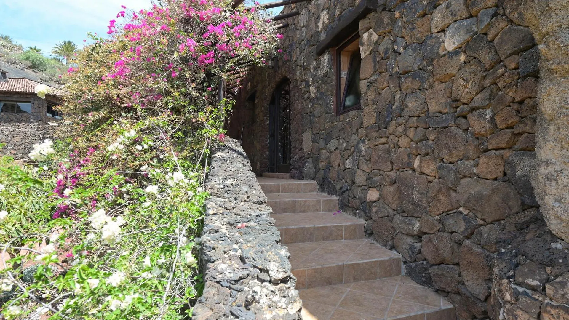 Castillo Lanzarote Villa Bentley - Luxury Villa -Sleep In A Volcanic Cave Tías
