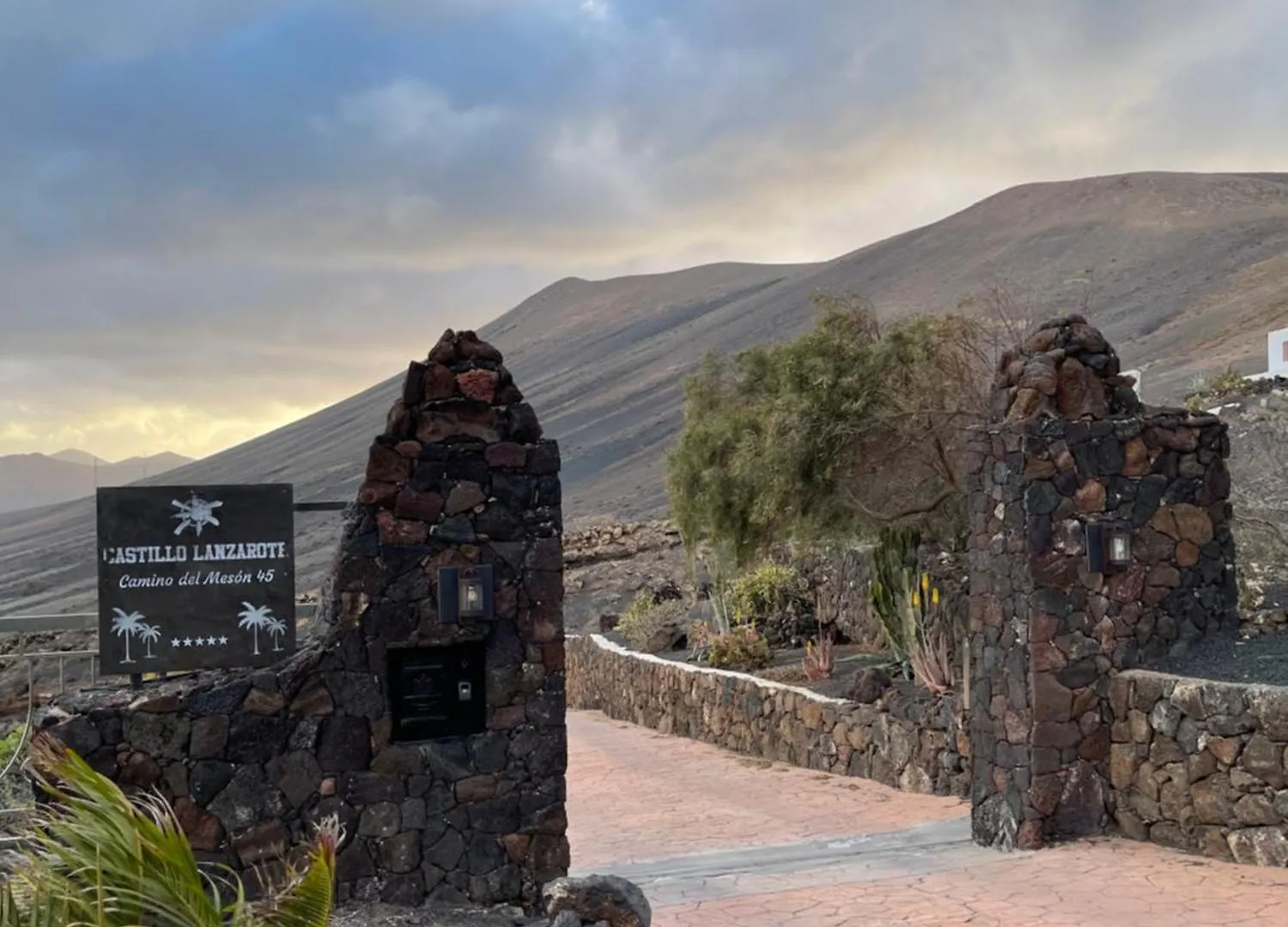 Castillo Lanzarote Villa Bentley - Luxury Villa -Sleep In A Volcanic Cave Tias Apartment