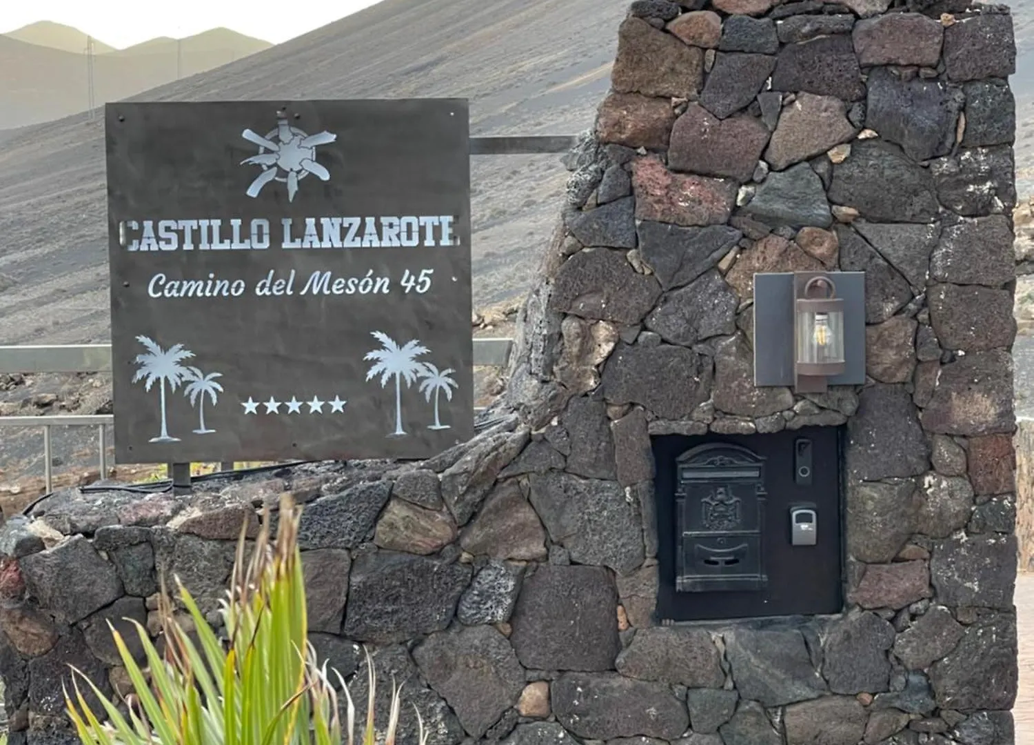 Castillo Lanzarote Villa Bentley - Luxury Villa -Sleep In A Volcanic Cave Tias Spain