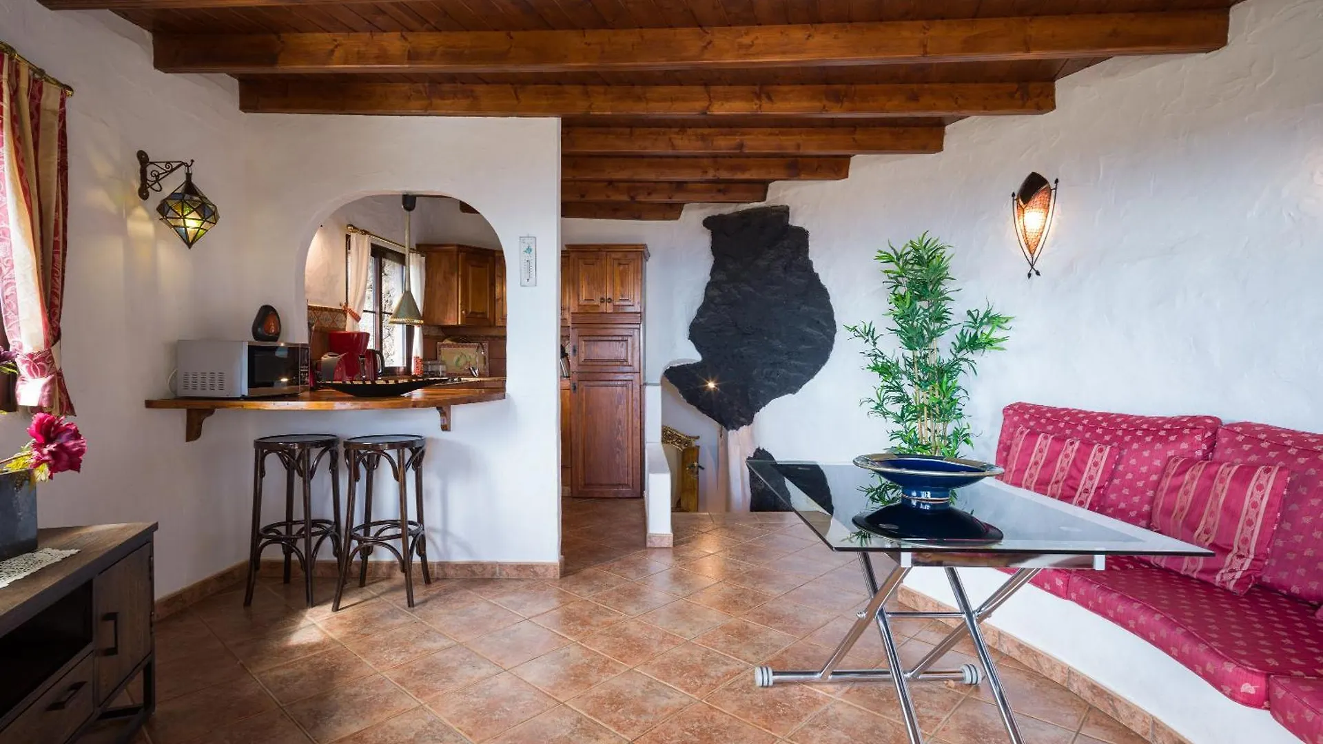 Castillo Lanzarote Villa Bentley - Luxury Villa -Sleep In A Volcanic Cave Tias