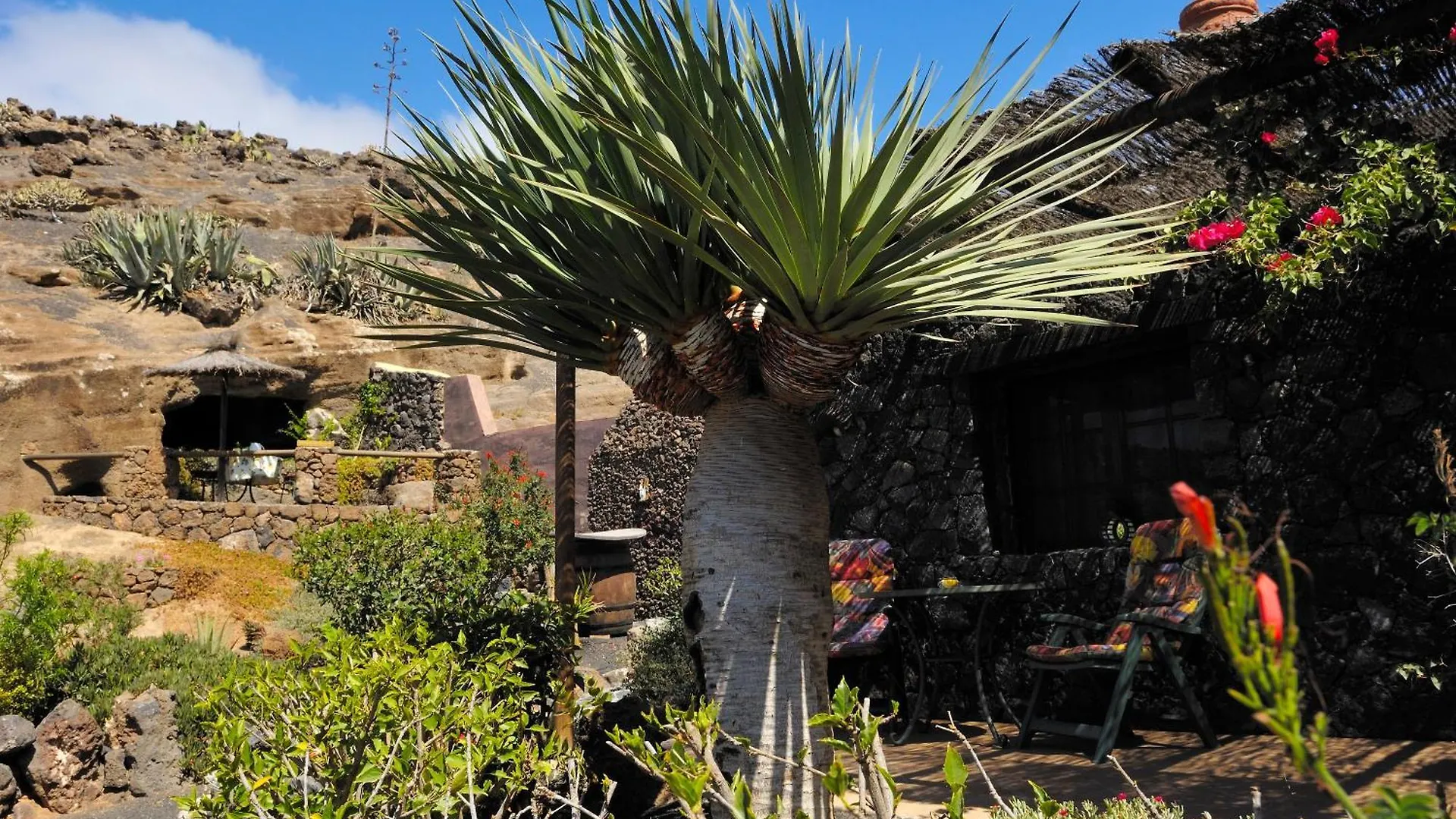 Castillo Lanzarote Villa Bentley - Luxury Villa -Sleep In A Volcanic Cave Tias