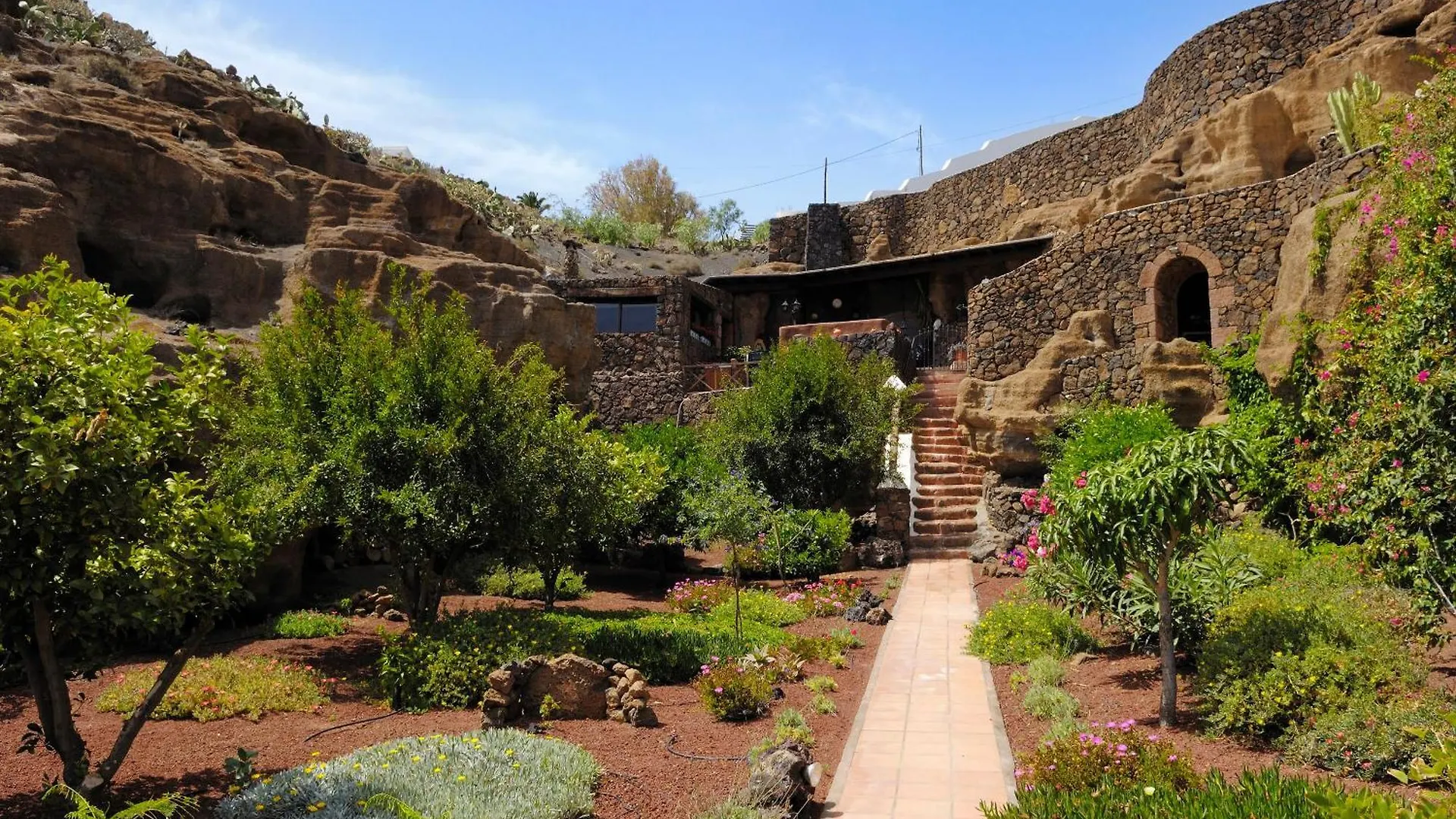 Castillo Lanzarote Villa Bentley - Luxury Villa -Sleep In A Volcanic Cave Tias Spain