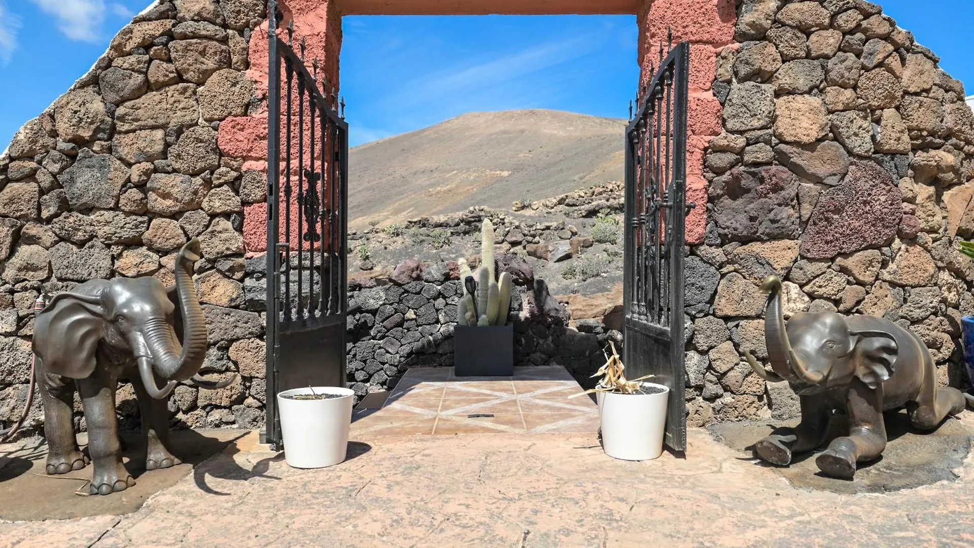 Castillo Lanzarote Villa Bentley - Luxury Villa -Sleep In A Volcanic Cave Tias Apartment